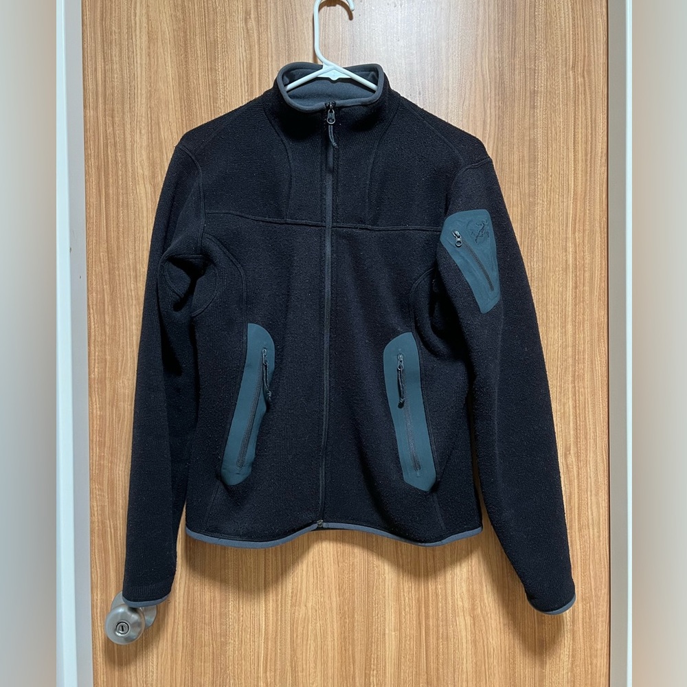 Black Arc’teryx zip up jacket